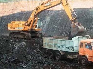 Short Term Permit For Extraction Of Minor Minerals Can Be Granted On Application Made To Competent Authority, Public Auction Not Required: Bombay HC - The Law Communicants